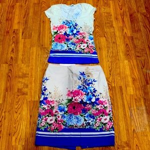 A set of 2  pieces floral outfit.